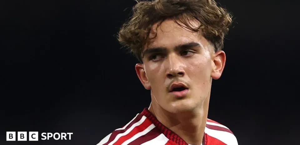 Jugador de fútbol con camiseta roja en el campo