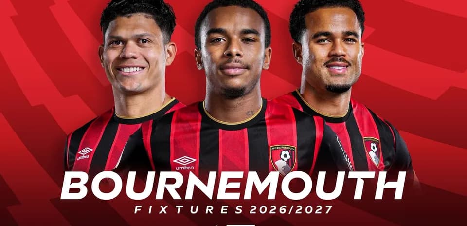 Tres jugadores de AFC Bournemouth posando con camisetas