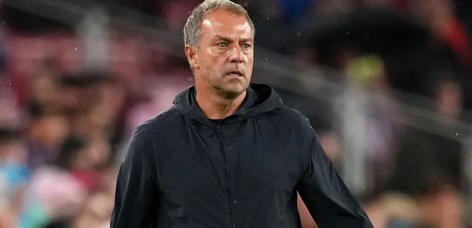 Entrenador en la banda durante un partido