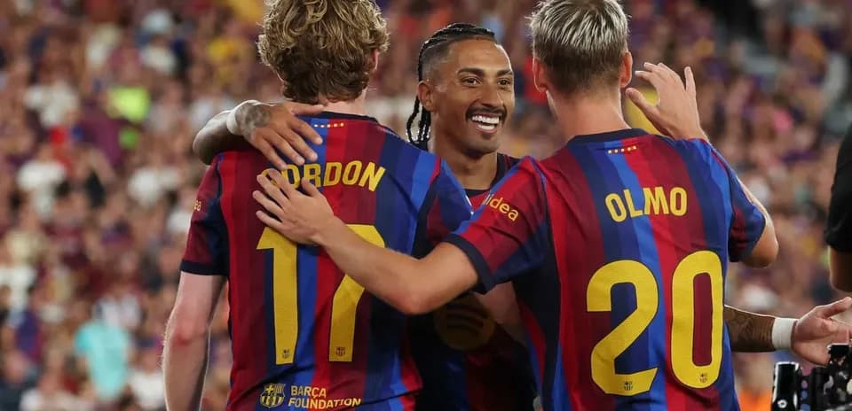 Jugadores de Barcelona celebrando un gol juntos