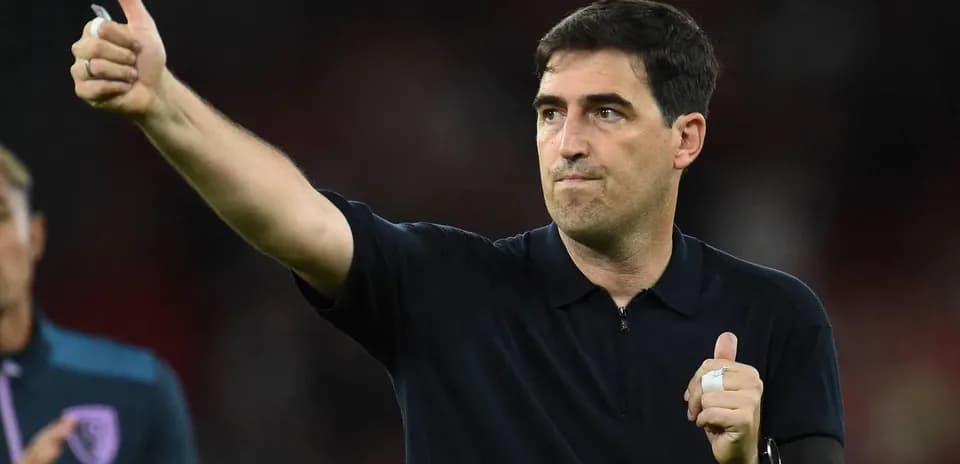 Entrenador dando un pulgar hacia arriba en el campo