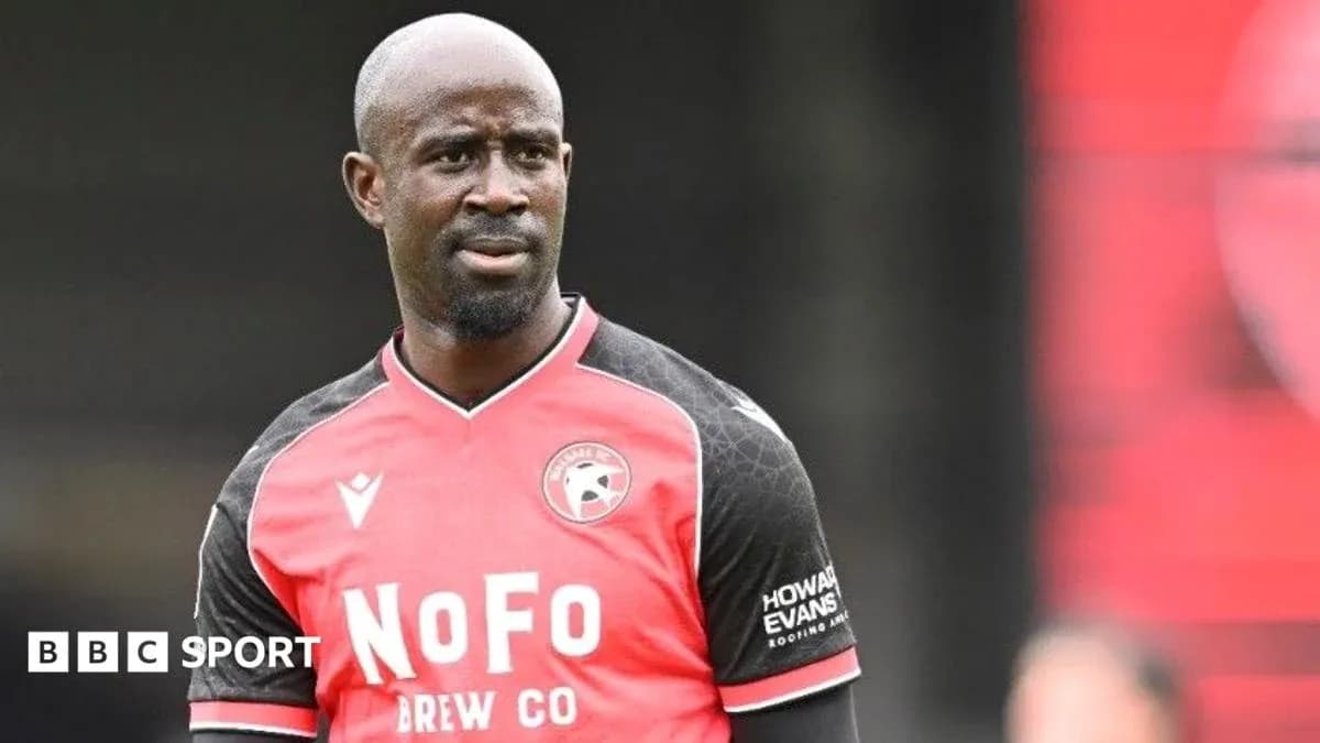 Jugador en uniforme rojo y negro en el campo