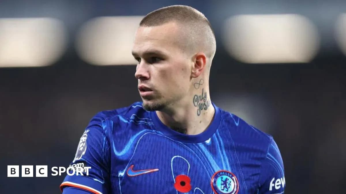 Jugador de Chelsea en uniforme durante un partido