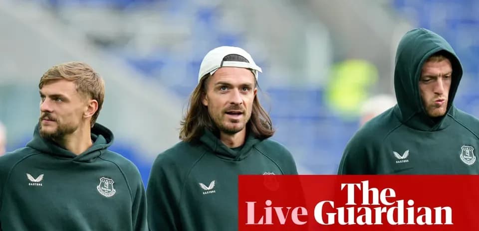 Jugadores de Everton caminando por el campo