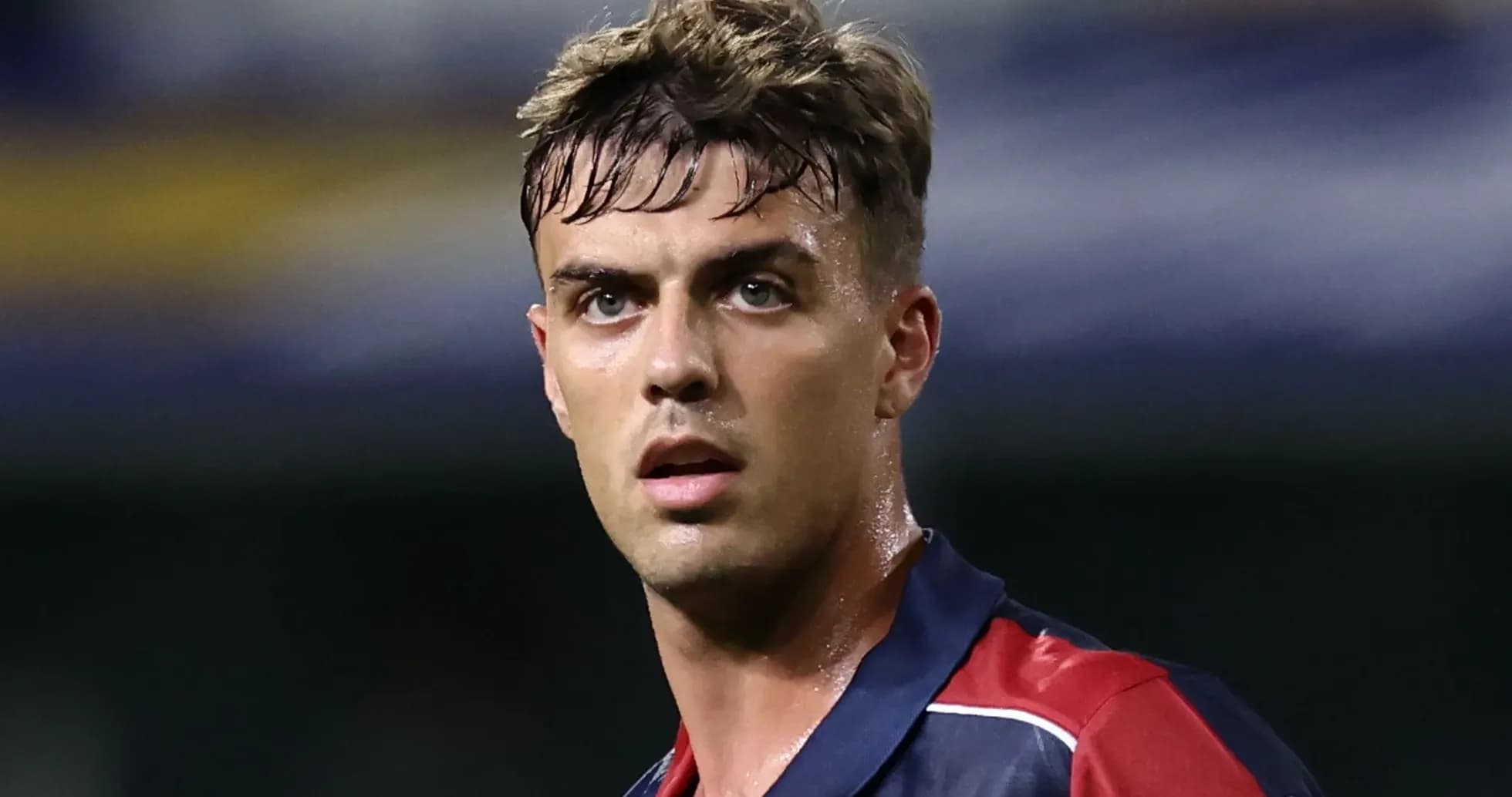 Jugador con camiseta de Bologna en el campo