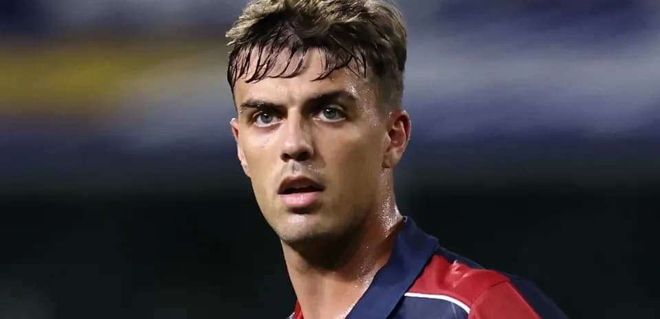 Jugador con camiseta de Bologna en el campo