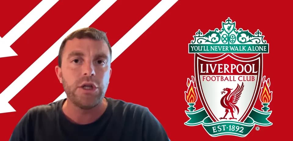 Presentador hablando frente al logo de Liverpool FC