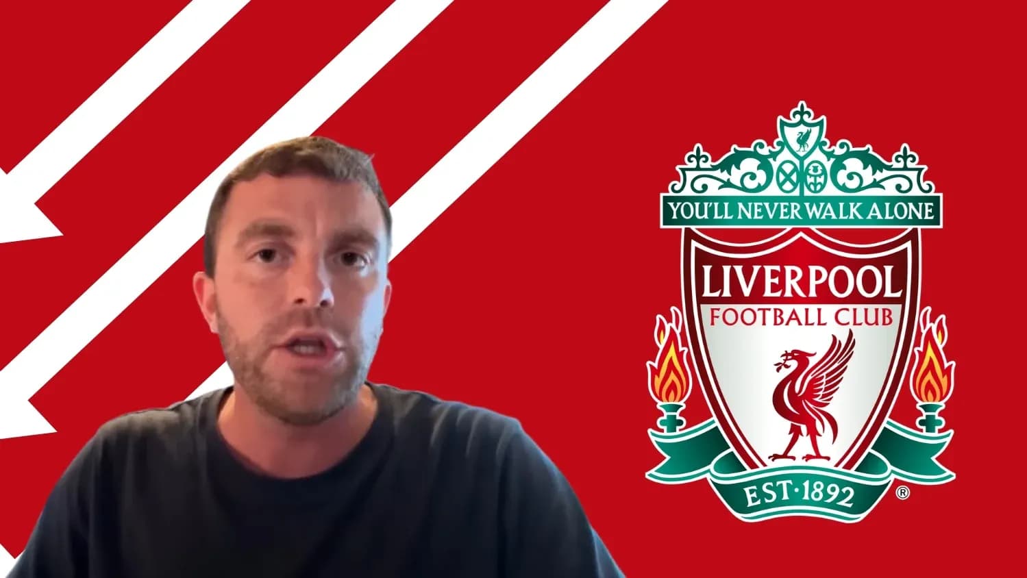 Presentador hablando frente al logo de Liverpool FC