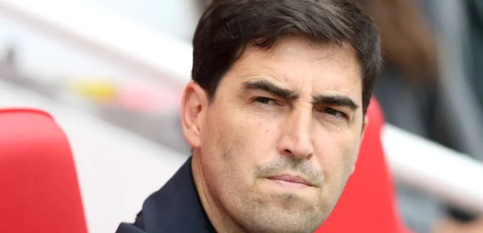 Entrenador observando desde el banquillo durante partido
