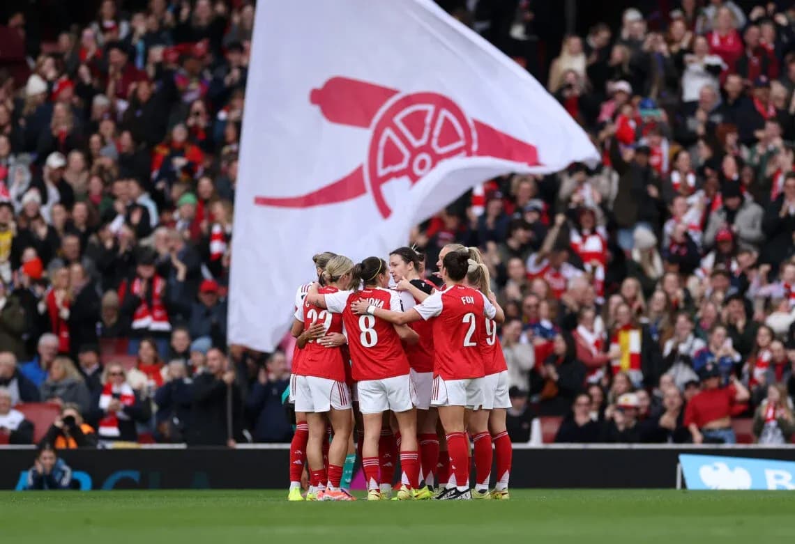 Jugadoras del Arsenal celebrando en el campo