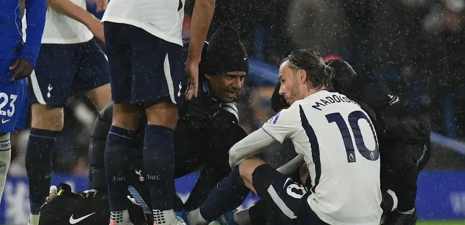 Jugador siendo atendido por el personal médico en el campo