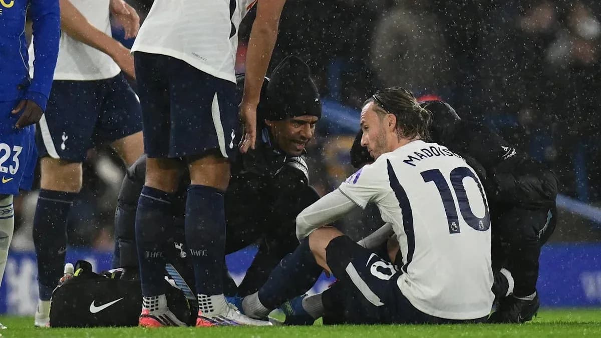 Jugador siendo atendido por el personal médico en el campo