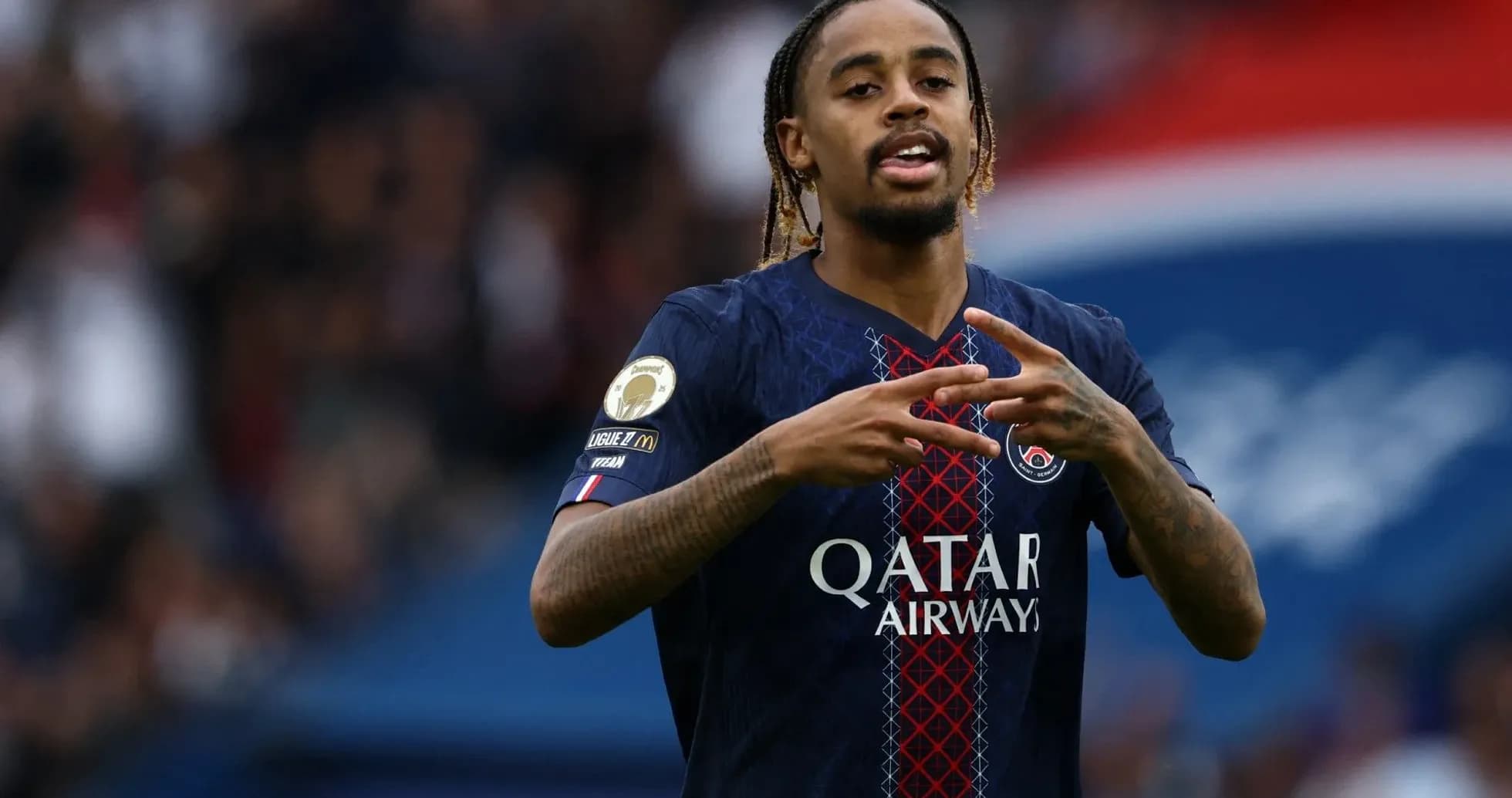 Jugador de PSG señalando durante un partido