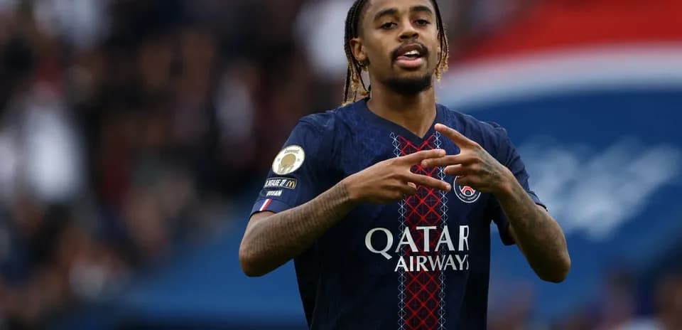 Jugador de PSG señalando durante un partido