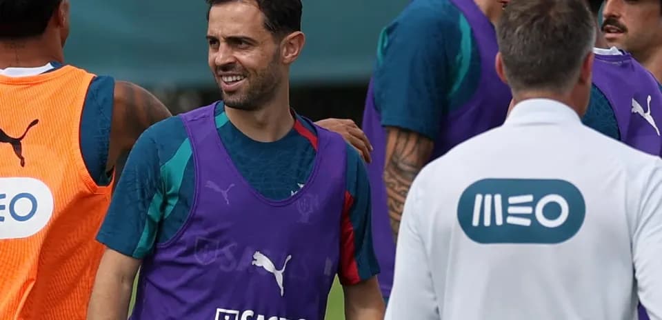 Jugadores durante sesión de entrenamiento en el campo