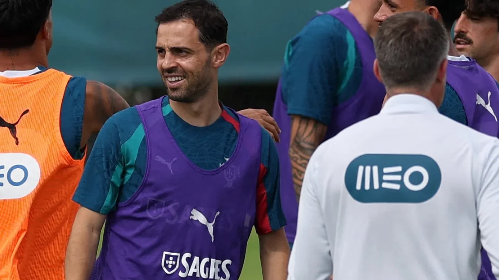 Jugadores durante sesión de entrenamiento en el campo