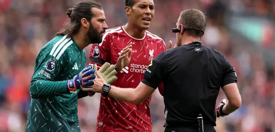 Alisson y Van Dijk discutiendo con el árbitro