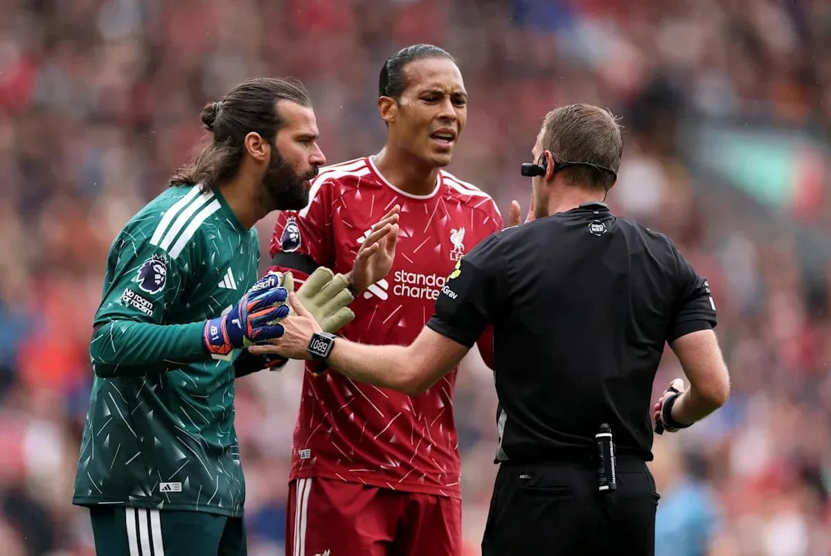 Alisson y Van Dijk discutiendo con el árbitro
