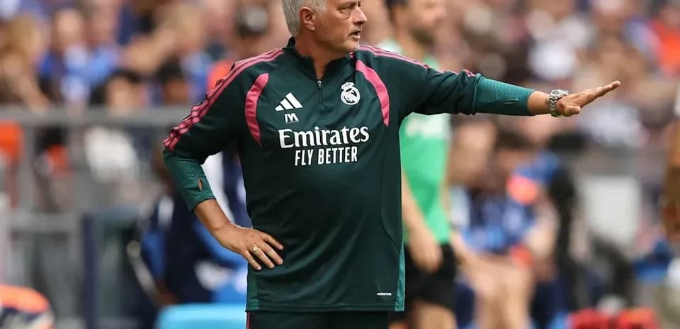 Entrenador de Real Madrid dirigiendo desde la línea lateral