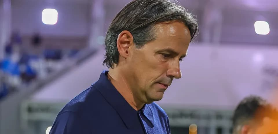 Entrenador caminando en el campo de juego