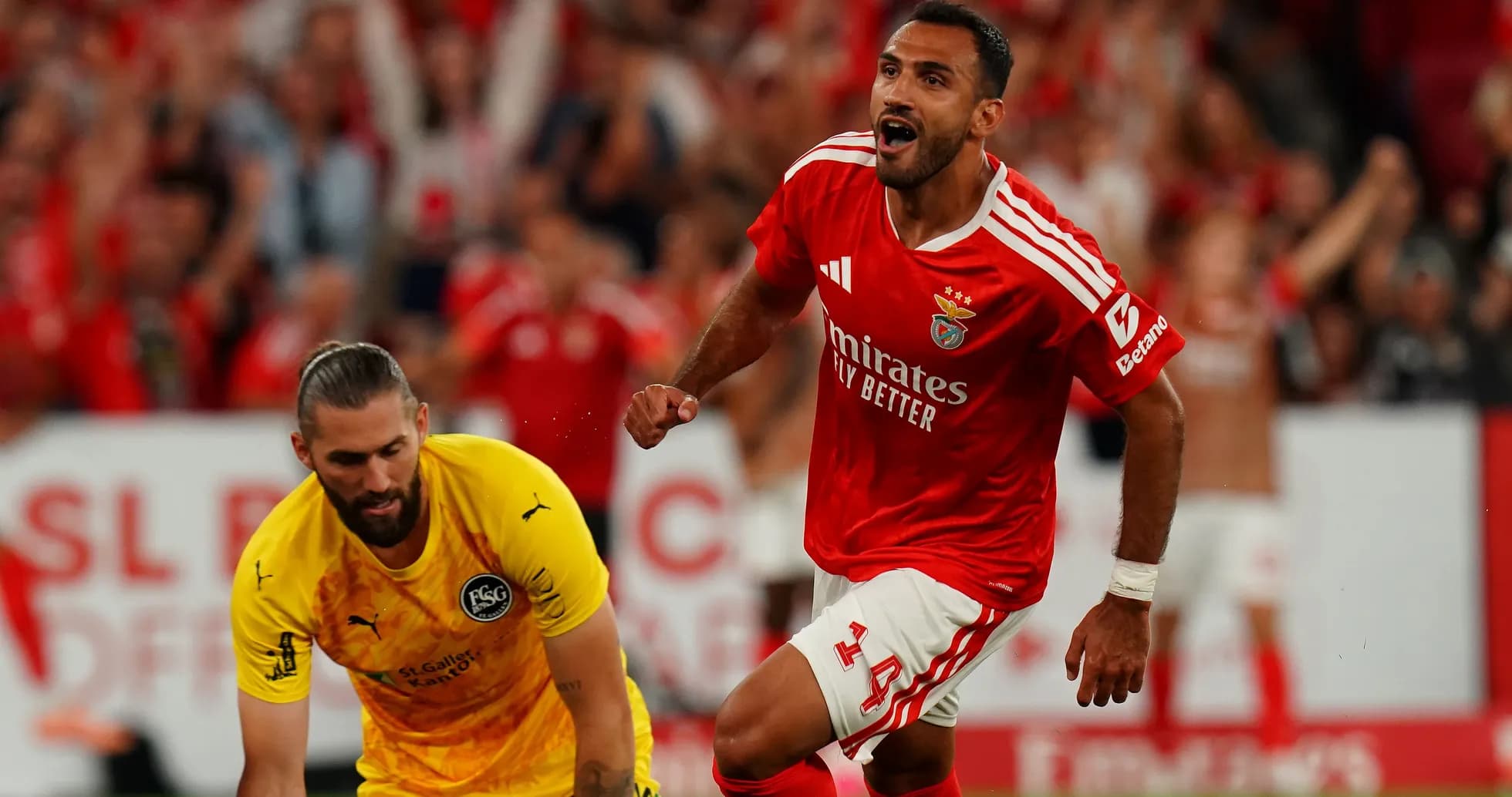 Jugador de Benfica celebrando un gol contra el portero