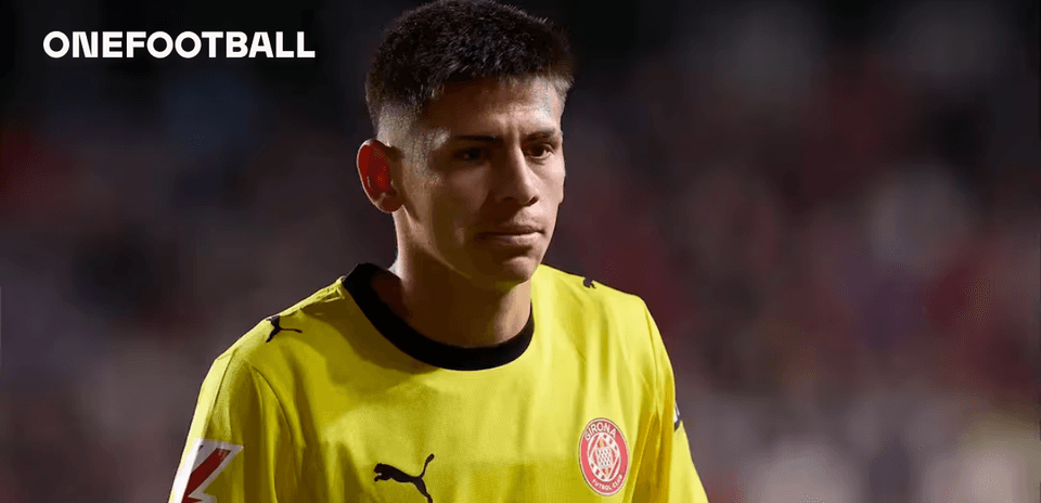 Portero de Girona CF con uniforme amarillo en el campo