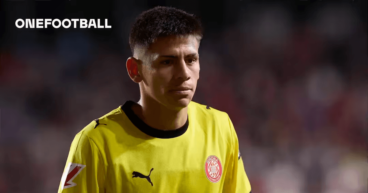 Portero de Girona CF con uniforme amarillo en el campo