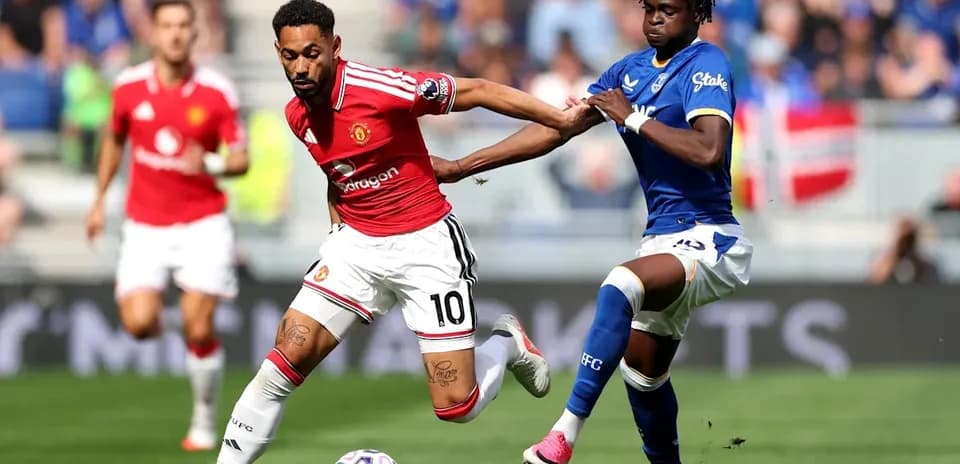 Jugador de Manchester United driblando a defensor de Everton