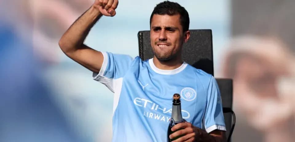 Jugador sosteniendo una botella de champán y celebrando