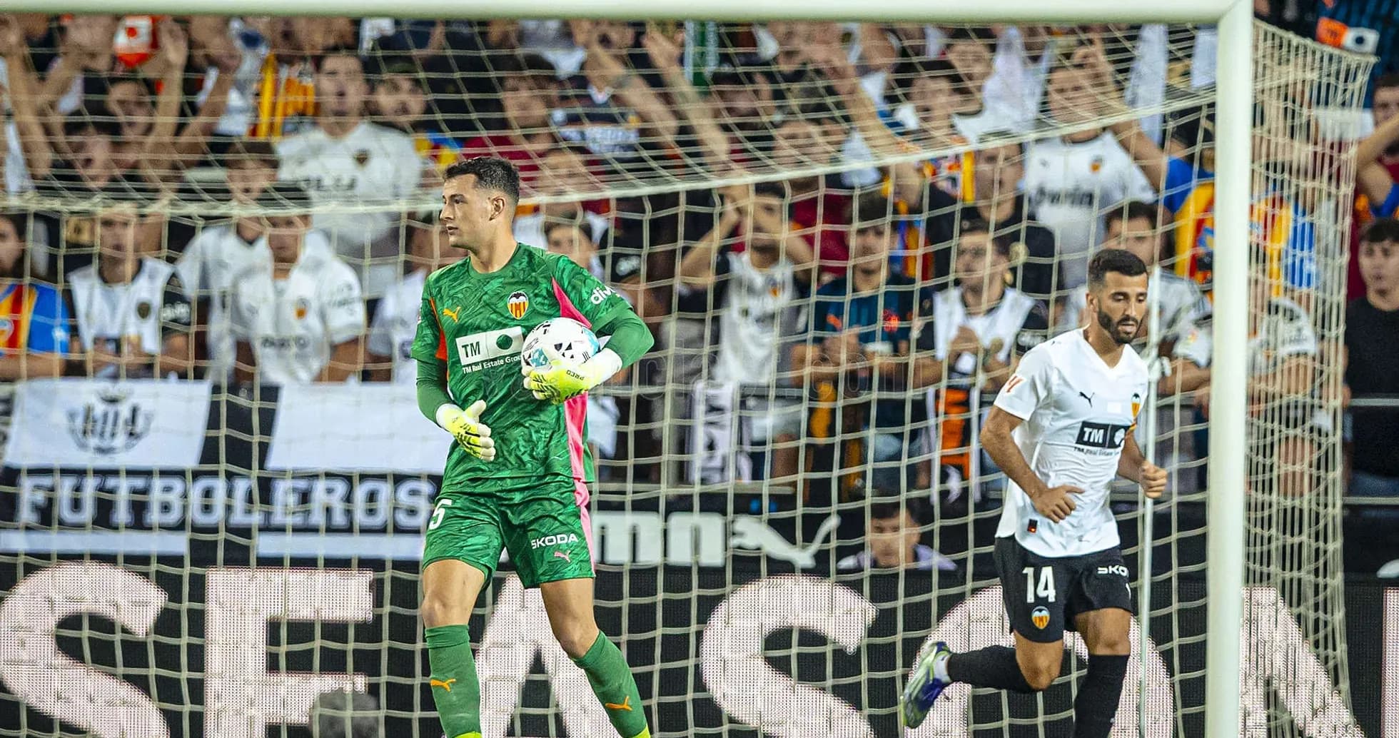Portero de Valencia atrapando el balón durante el partido