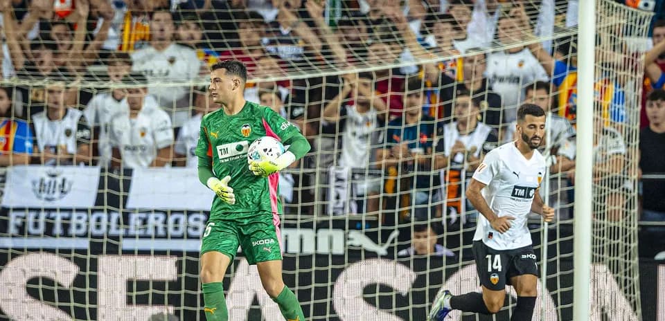 Portero de Valencia atrapando el balón durante el partido