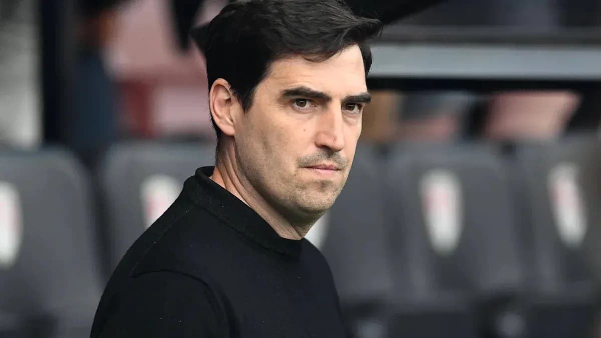 Entrenador observando desde la banca durante el partido