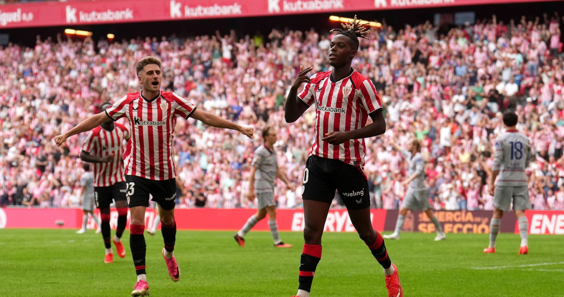 Jugador celebrando un gol en el estadio lleno
