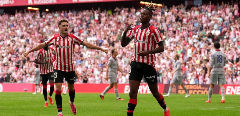 Jugador celebrando un gol en el estadio lleno
