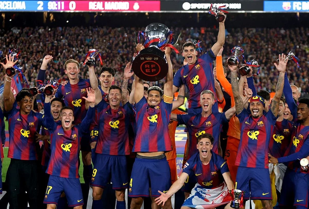 Jugadores del Barcelona celebrando el trofeo