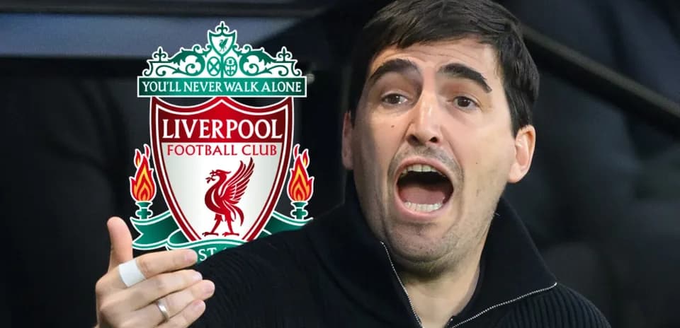 Entrenador hablando en partido con escudo de Liverpool