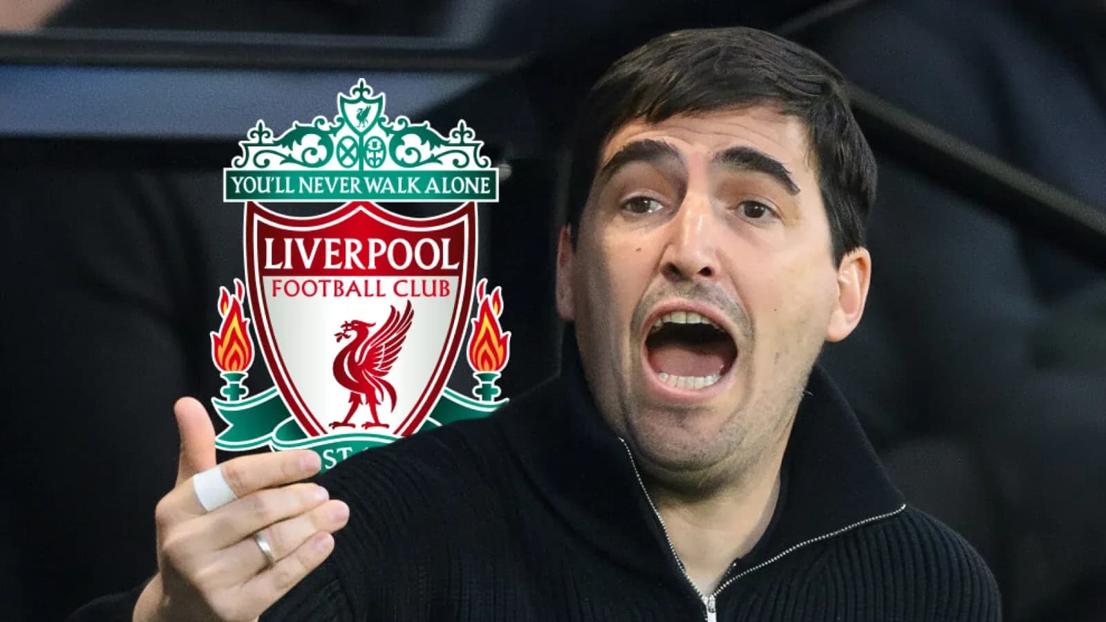 Entrenador hablando en partido con escudo de Liverpool