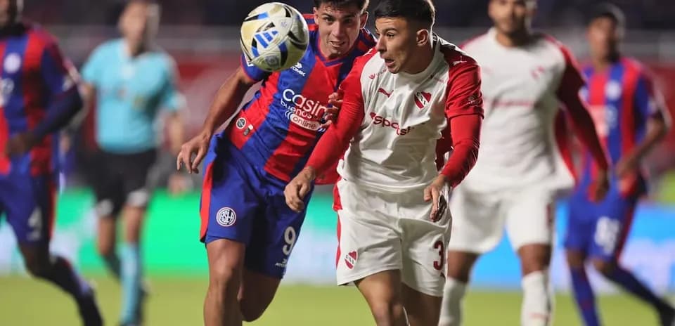 Jugadores de Independiente y San Lorenzo en acción