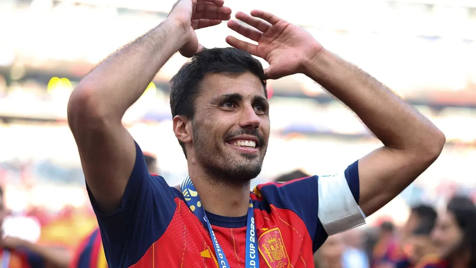 Jugador celebrando con medalla tras el partido