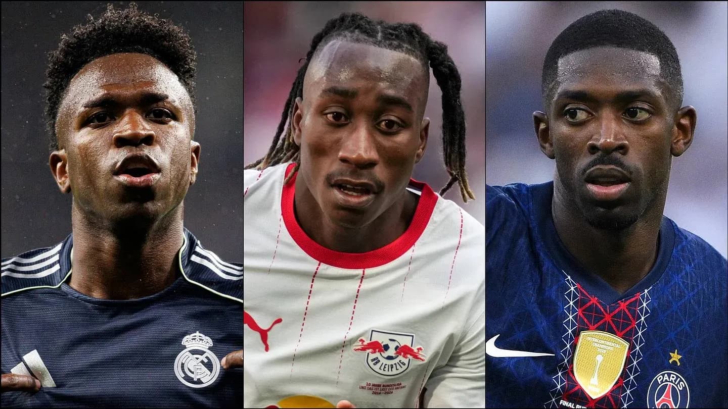 Tres jugadores en acción durante un partido de fútbol
