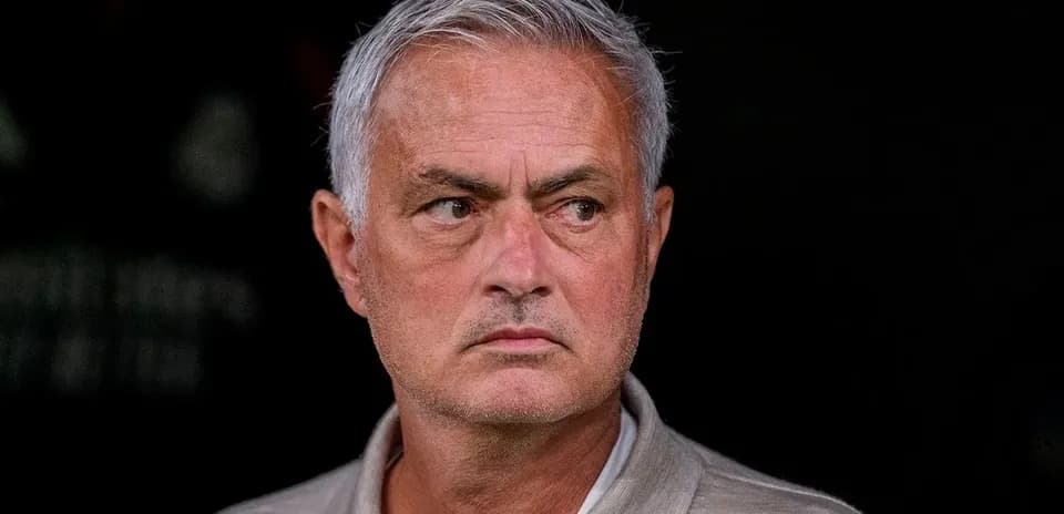 Entrenador observando desde el banquillo durante partido