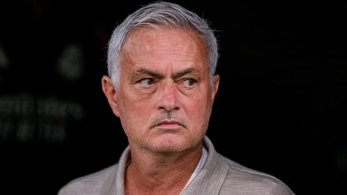 Entrenador observando desde el banquillo durante partido