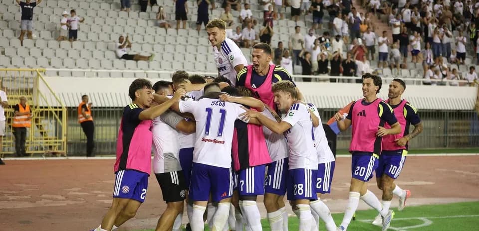 Jugadores de HNK Hajduk Split celebrando un gol