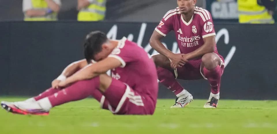 Jugadores de Real Madrid en el campo tras el partido