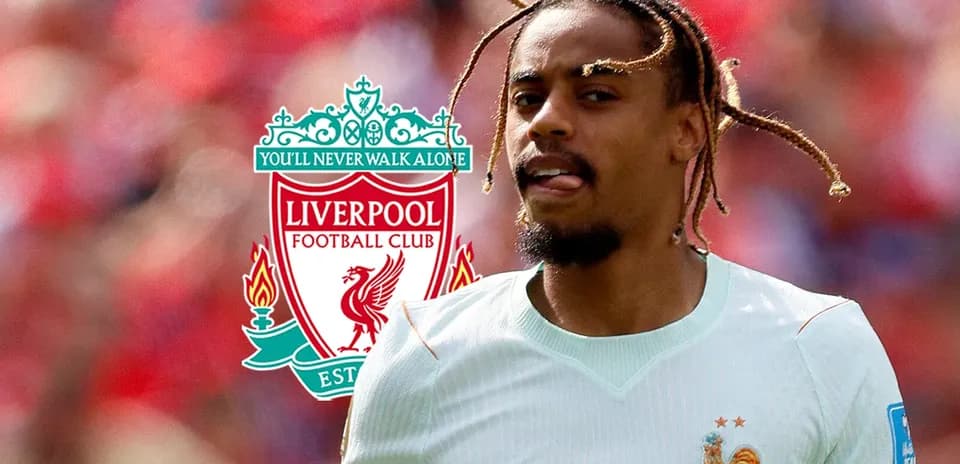 Jugador corriendo con logo de Liverpool de fondo