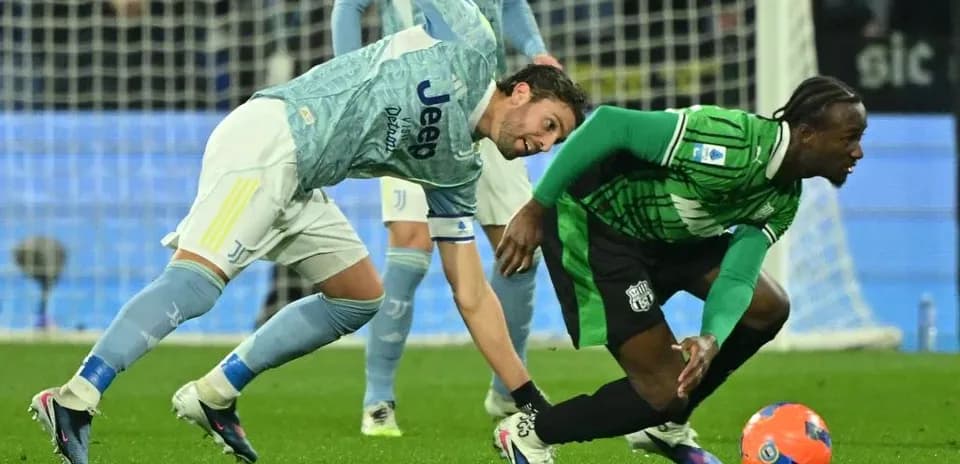 Jugador de Sassuolo despojando balón a jugador de Juventus