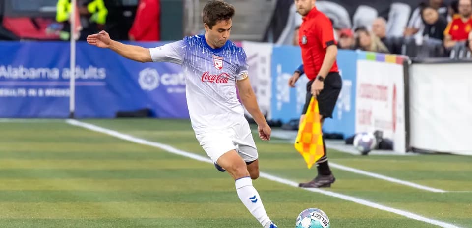 Jugador de Birmingham Legion en acción durante el partido