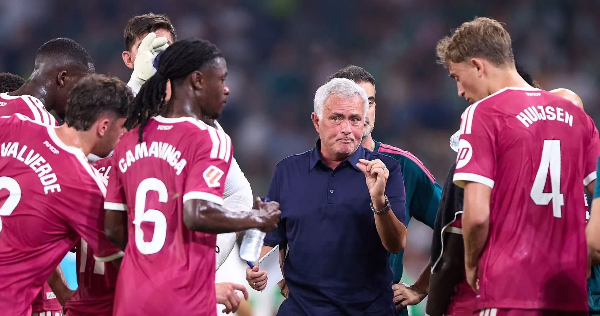 José Mourinho hablando con jugadores en un tiempo muerto