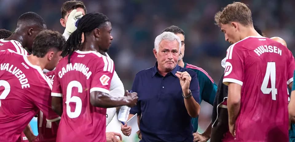 José Mourinho hablando con jugadores en un tiempo muerto
