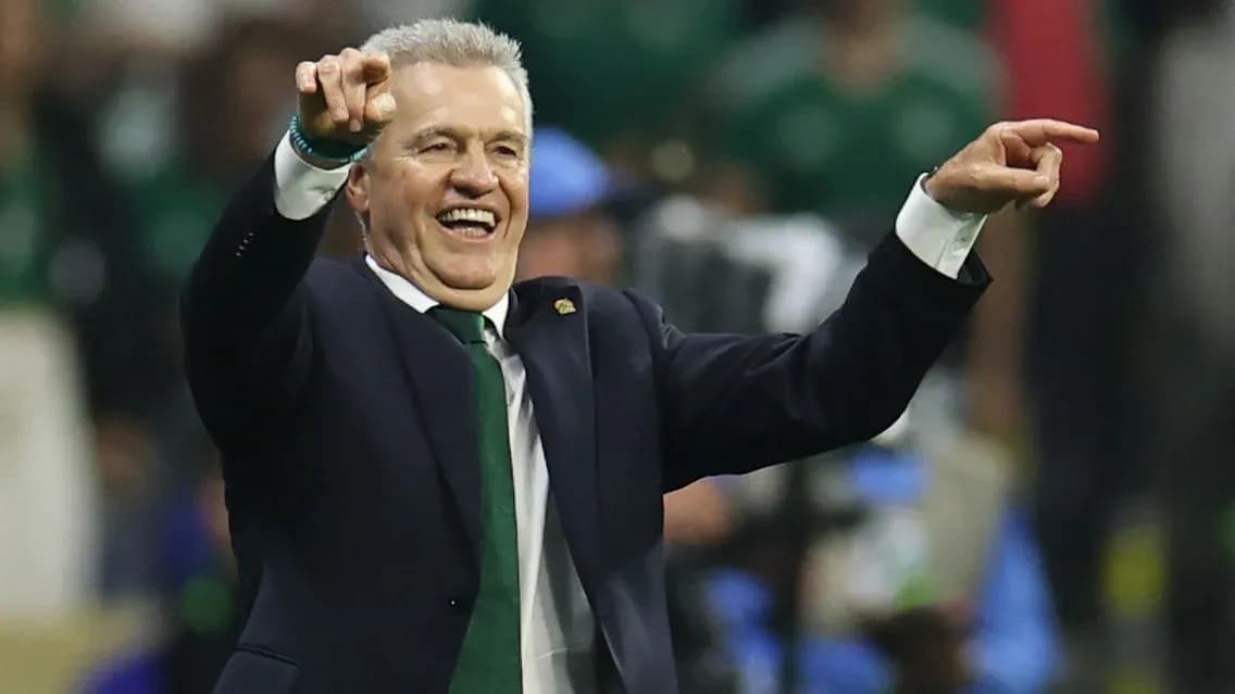 Entrenador señalando durante un partido de fútbol
